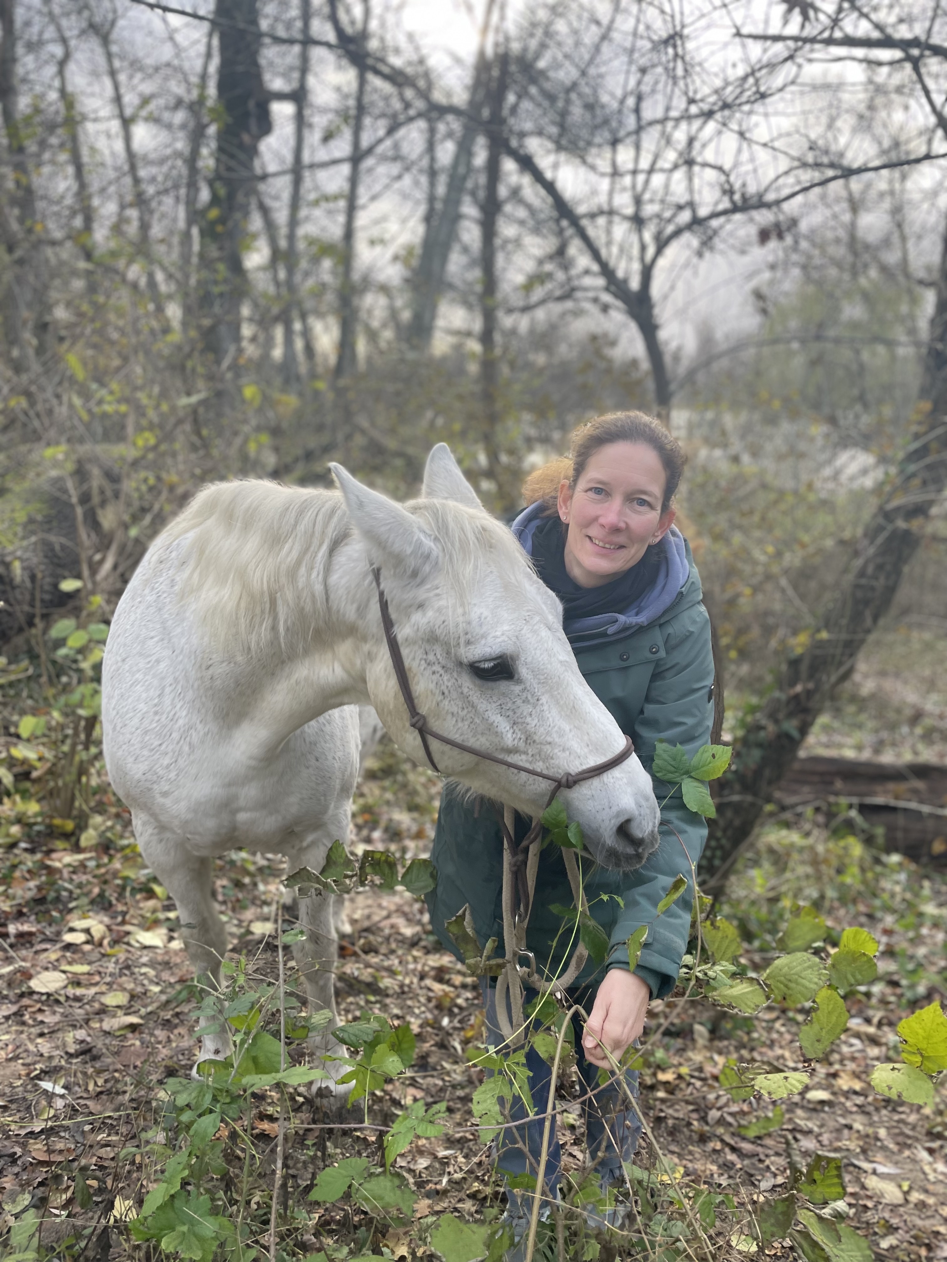 Nina Pirulli mit ihrem Pferd im Wald